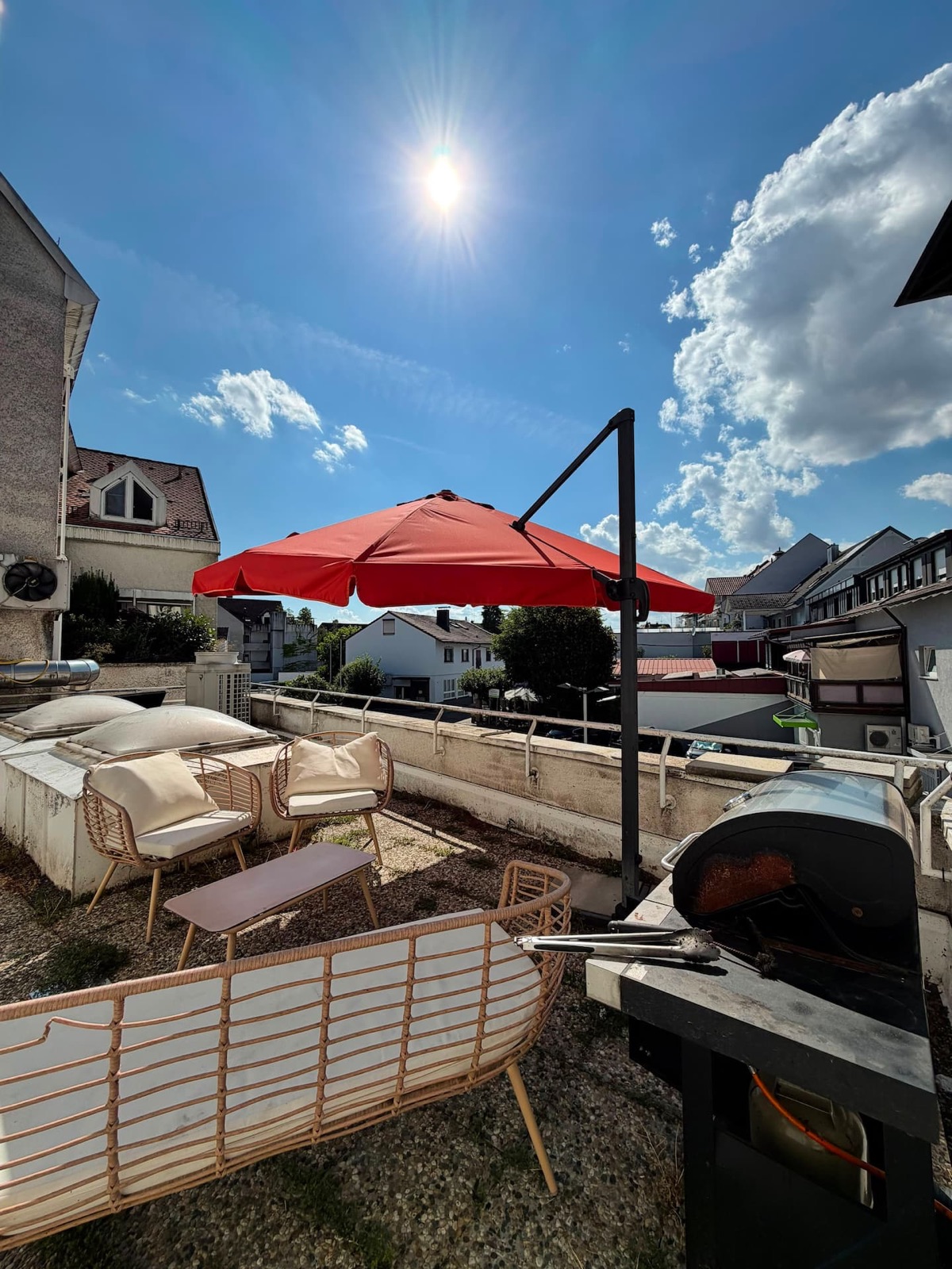 Dachterrasse der Designer-Monteurwohnung in Achern mit Loungemöbeln und Grill
